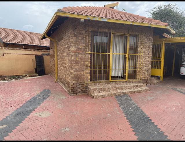3 BEDROOM FREEHOLD FOR SALE IN SOSHANGUVE XX